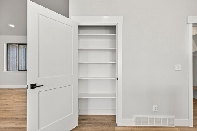 Building Photo - K551LI