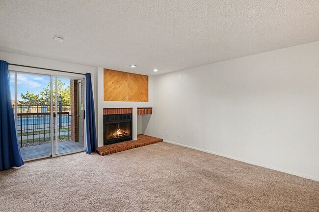 Building Photo - Ground Level Condo! 1 Bed 1 Bath In Littleton!