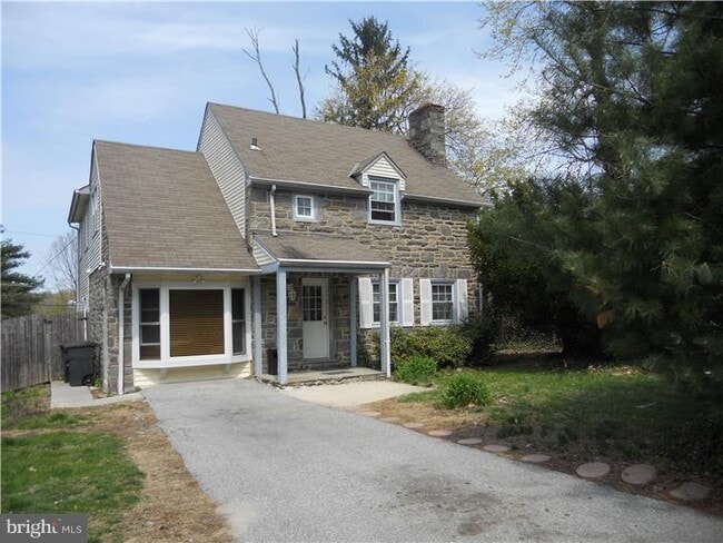 Building Photo - 108 Hillside Cir