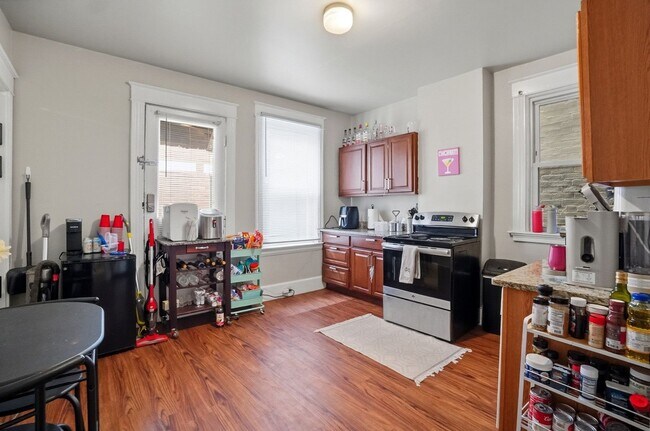 Building Photo - 7 Bed/3 Bath Mins. from UC Campus $700/pp ($4,900/mo)!