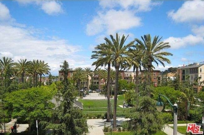 Building Photo - GORGEOUS TOP FLR CONDO BY CENTRAL PARK w/LAUNDRY+PATIO+2 CAR Parking