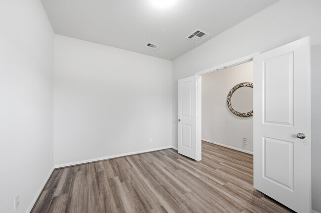 Building Photo - 10402 Matterhorn Dr