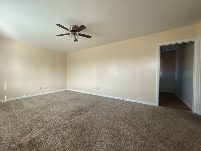 Building Photo - For Rent: Cozy 2 Bed 1 Bath Home Close To ...