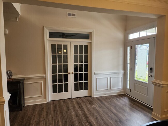 Building Photo - Like New Single Family Home minutes from B...