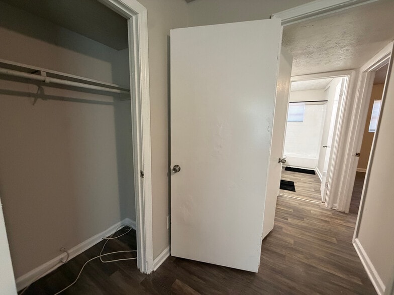 Building Photo - Room in Apartment on Mt Zion Rd
