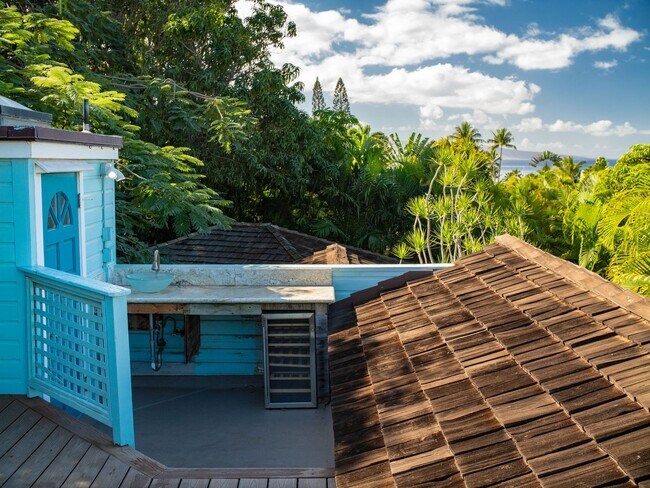 Building Photo - Beautiful Furnished, 2 Bed, 3 Bath, Gated ...