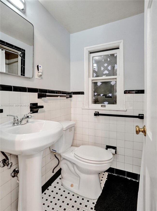 Building Photo - 940 Hollywood Blvd