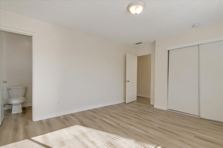 Building Photo - 9223 Langdon Ave