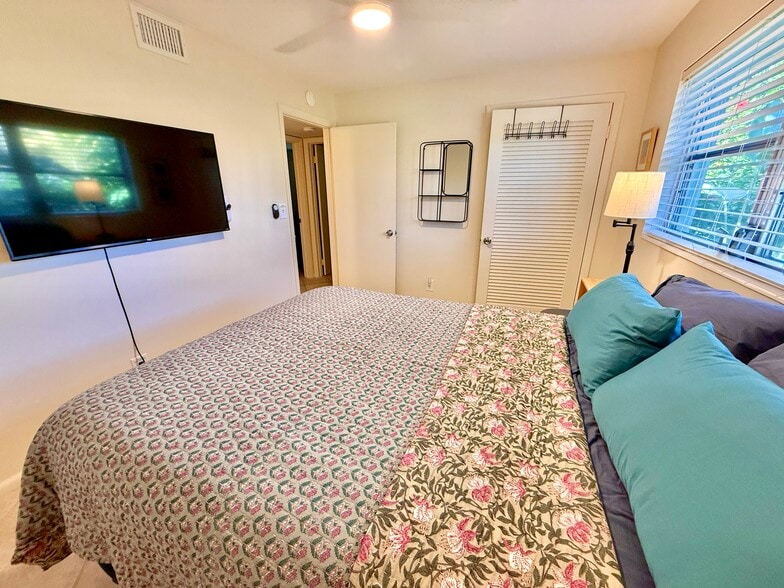 BEDROOM 3 with Queen bed & 50-inch 4K UHD Roku TV. - 465 8th St N