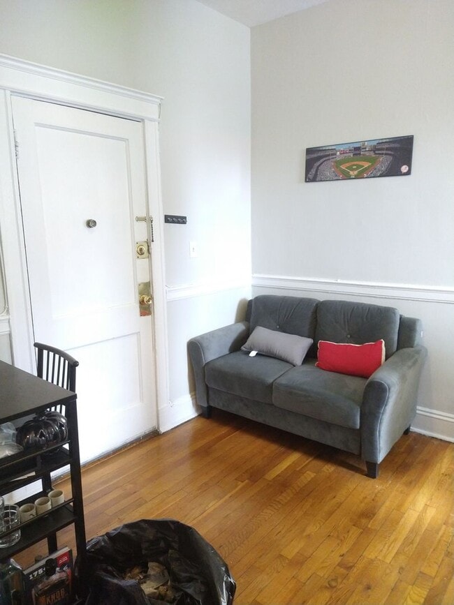 Building Photo - 2BR 1Bth unit. Heat/Hot Water included. Great location!