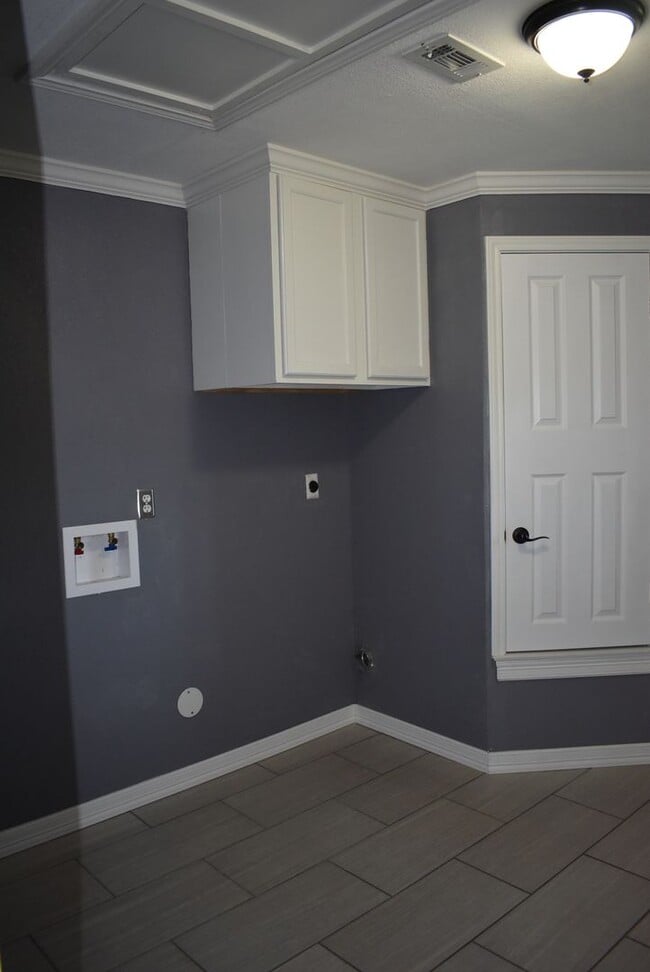 Building Photo - Beautiful Remodeled Home with 3 Bedrooms a...