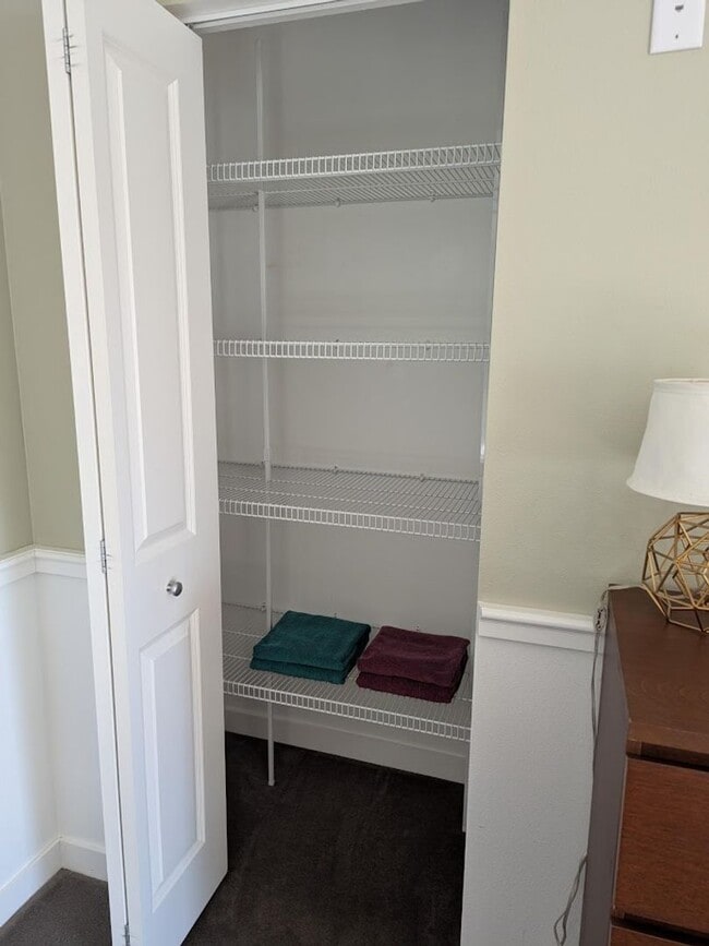 Building Photo - Bright and Spacious Condo for Rent in Downtown Verona