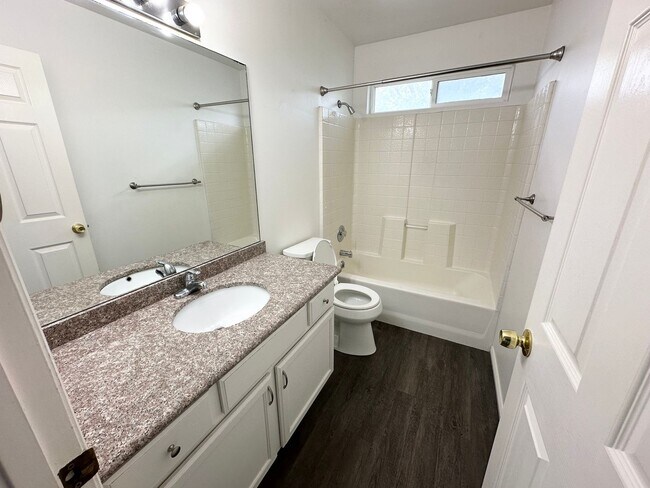 Building Photo - 4 Bed/ 3 Bathroom house in West Jordan