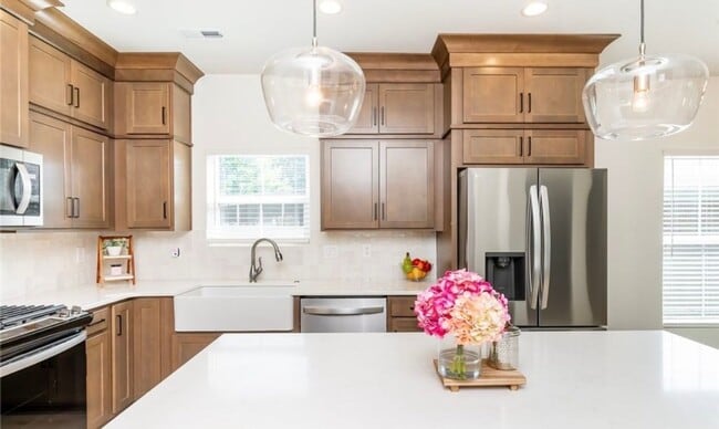 Building Photo - 3BR/2.5BA Home for Rent in Jeffersonville!  Two Car Attached Garage!