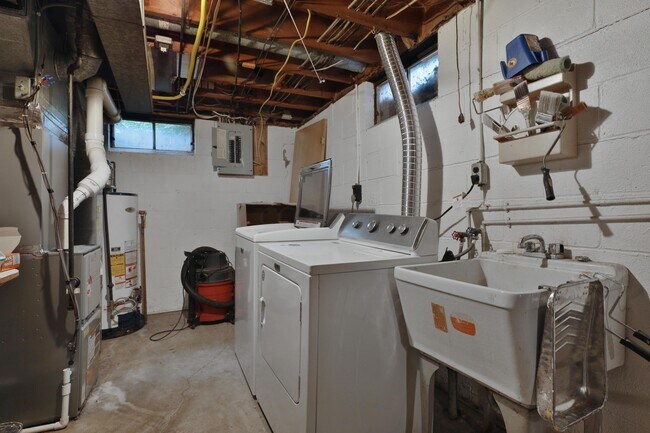 Building Photo - 714 Island Ct