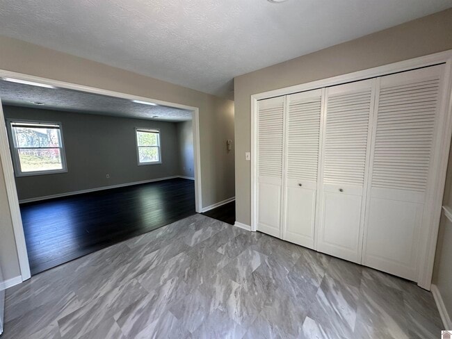 Building Photo - 210 Walnut Dr