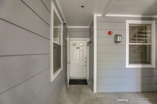 Building Photo - 905 Sunrose Ter