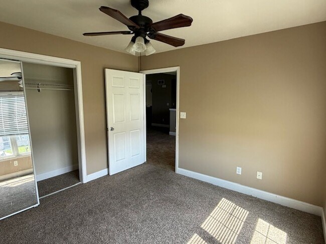 Building Photo - 417 DAHLIA