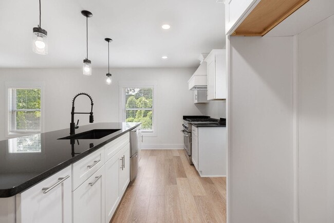 Building Photo - Four Bedroom Four Bath Home