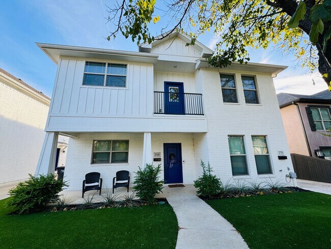 Building Photo - * MOVE IN SUMMER 7/21/2027 * 5 Bed 3 Bath, Lubbock Ave. near the TCU Neeley Building