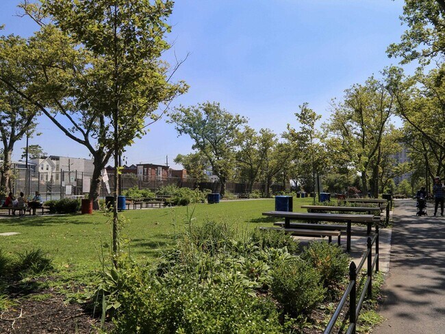 Building Photo - 1138 Summit Ave