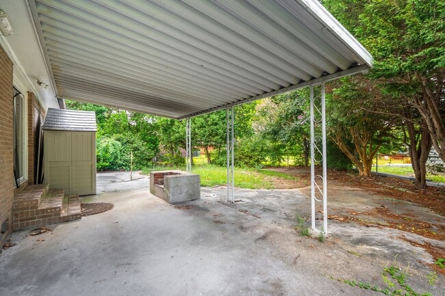 Building Photo - Spacious Single Family Home with Fenced Yard