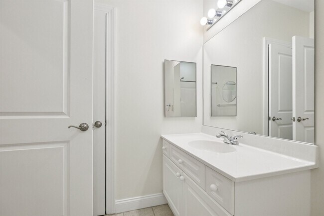 Building Photo - 527 Pawtucket St