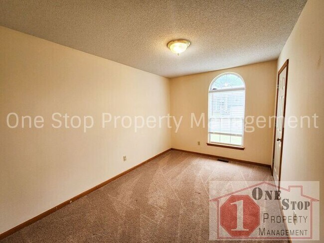 Building Photo - 3 Bedroom, 2 Full Bathrooms and oversized ...
