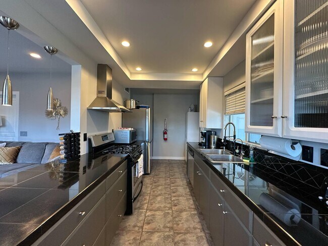 Building Photo - 725 S Mountain View Dr