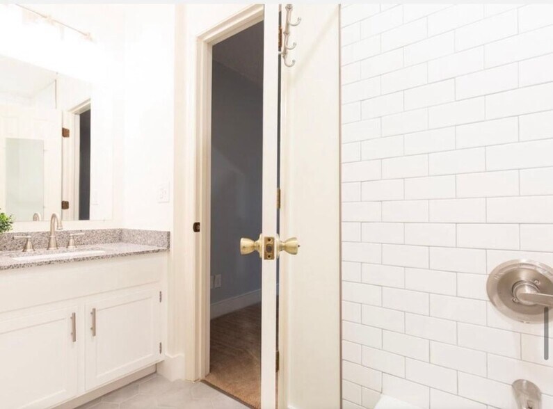 Building Photo - 1749 Beechwood Cir S