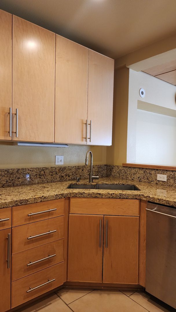 Building Photo - Corner Townhouse in Downtown Tacoma with A...