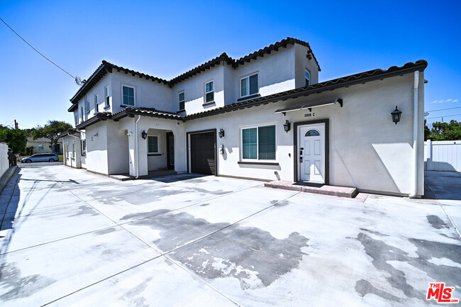 Building Photo - 2028 S Chapel Ave