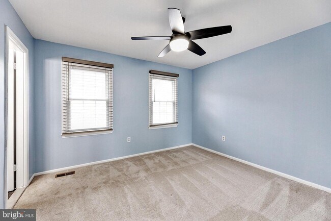 Building Photo - 18 Chantilly Ct