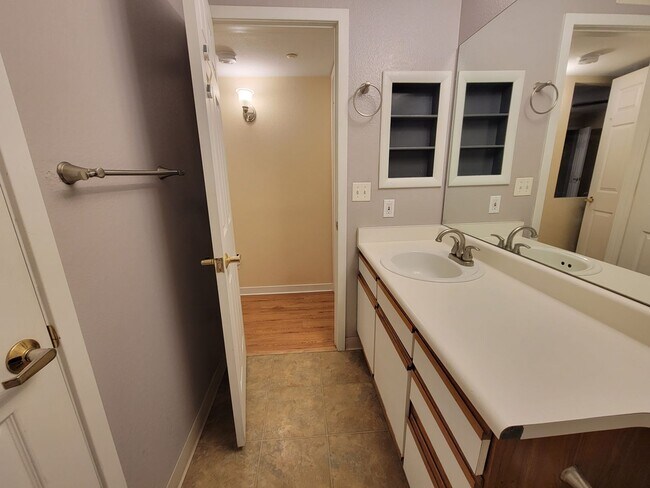 Building Photo - Super spacious 1 bedroom condo in South Boulder with reserved parking