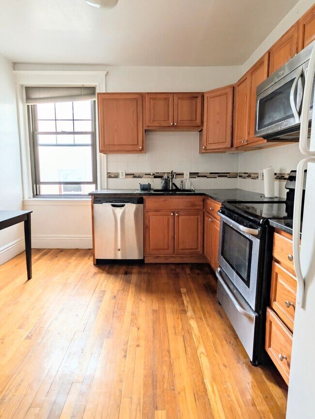 Building Photo - Beautiful renovated unit in Brighton available July 1st!