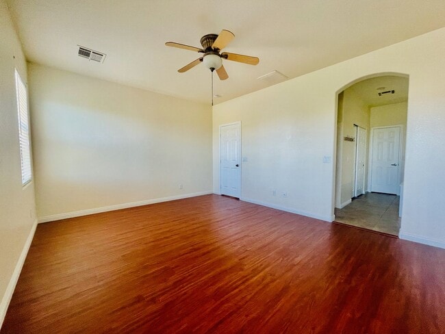 Building Photo - Newly Renovated 5 bd, 3 bth, Loft, w/ down...