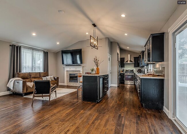 Building Photo - 2 Bed | 2 Bath in Midtown!