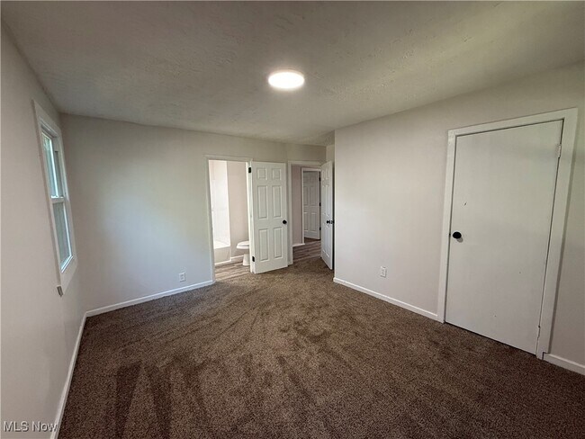 Building Photo - 833 Work Dr