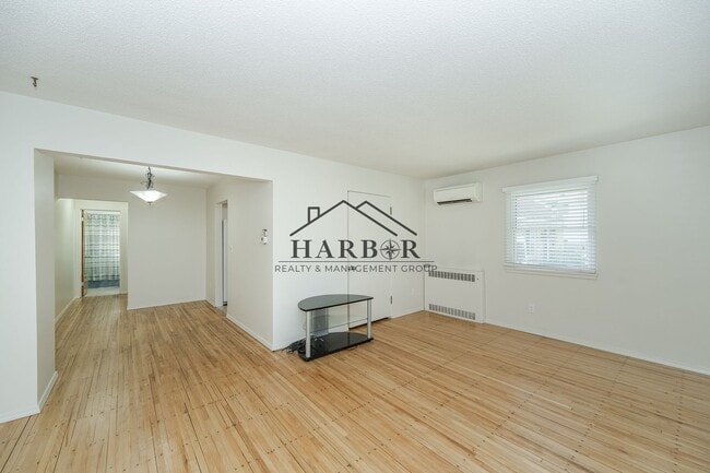 Building Photo - 10th Avenue SE Duplex (OTB 07/31/26)