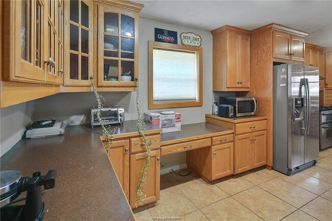 Building Photo - 305 W Brookside Dr