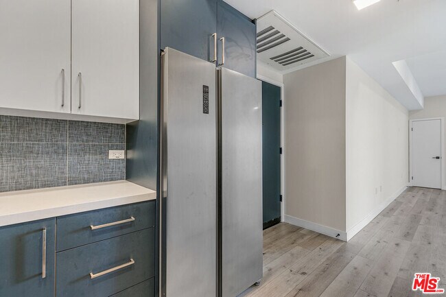 Building Photo - 1111 N Kenmore Ave