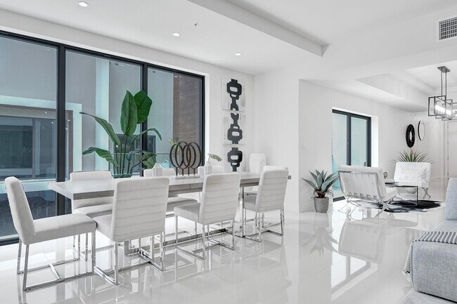 Building Photo - 3040 N Ocean Blvd