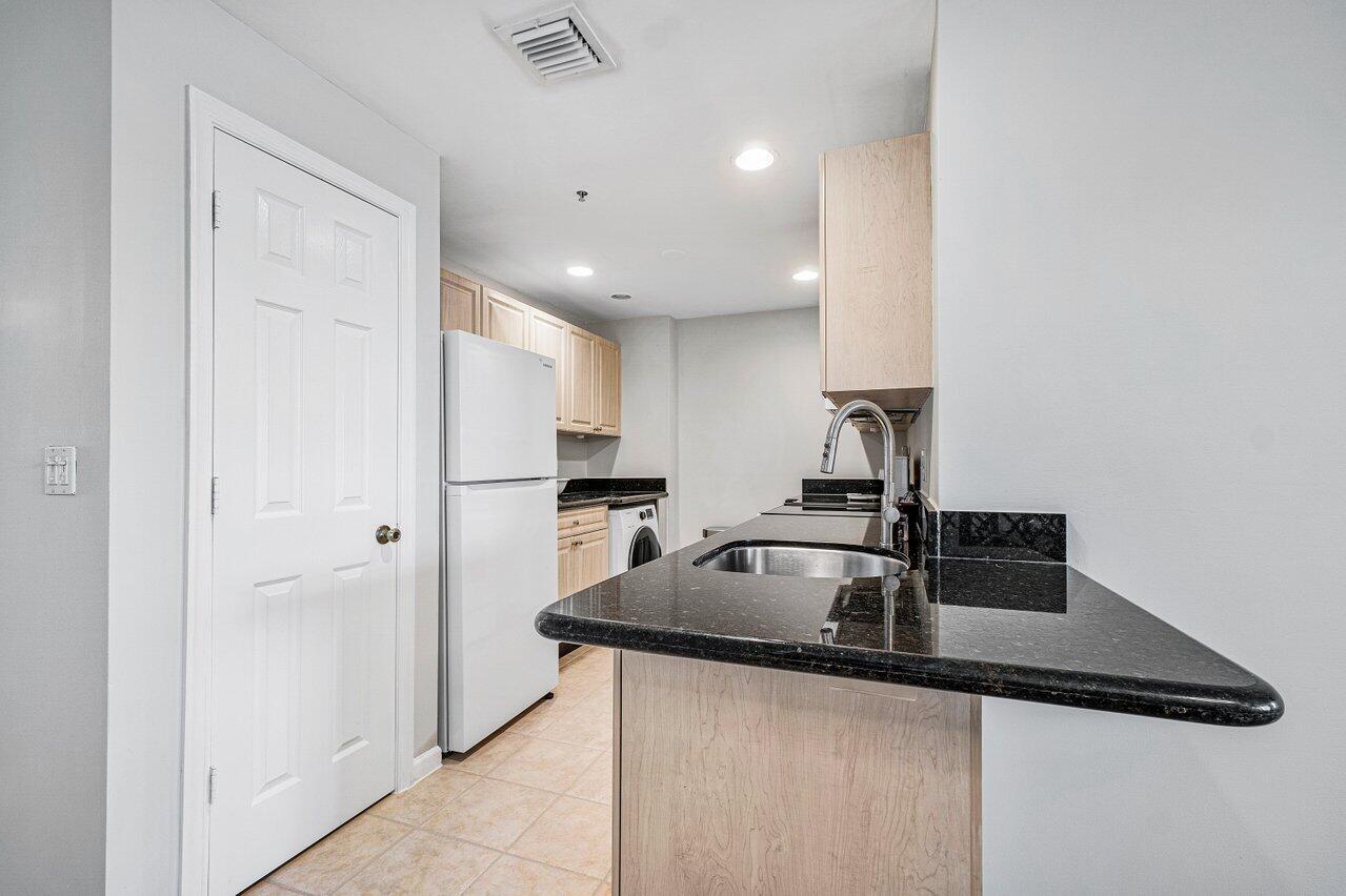 Building Photo - 2040 Greenview Shores Blvd