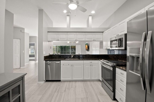 Building Photo - "Spacious 3-Bed, 2-Bath Condo Retreat in Vibrant Saint Petersburg – 1,445 Sq Ft of Comfort!"