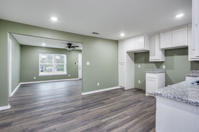 Building Photo - Beautifully Remodeled 3-1 in Sherman! Fridge, Washer and Dryer Included!