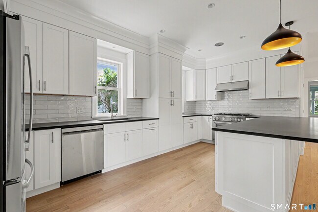 Building Photo - 15 Shorelands Pl