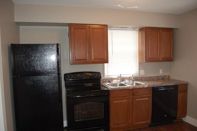 Building Photo - 2 BR Duplex on Governor Street Available Fall 2023!