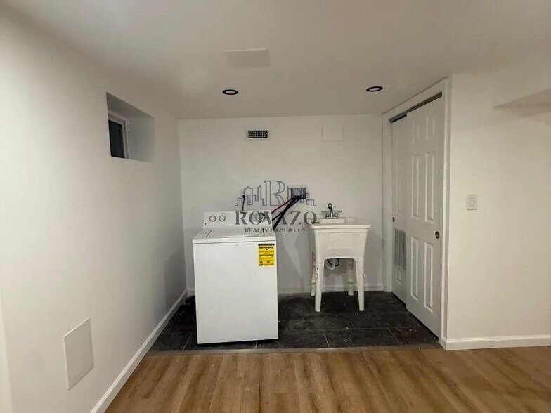 Building Photo - 1283 Broadway