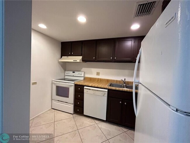 Building Photo - 3730 Inverrary Dr