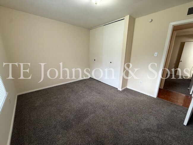 Building Photo - Charming 4 Bedroom Ranch with Fenced Yard and Hardwood Floors